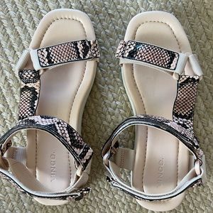 Vince carver Snakeskin print sandals